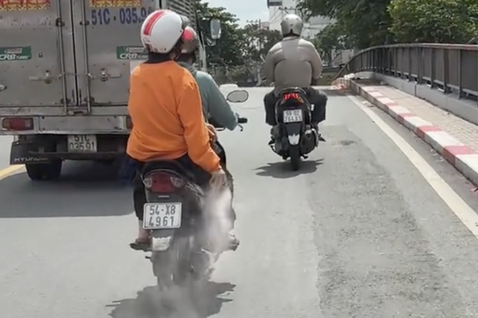 Video ghi lại người phụ nữ rải bột lạ.