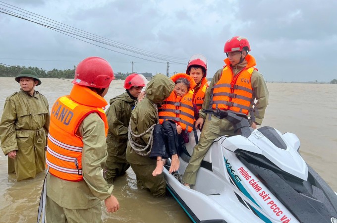 Chiều 29/9, khoảng 60 người dân vùng ngập lụt ở Nông Cống cũng được công an đưa đi sơ tán. Ảnh: Lam Sơn