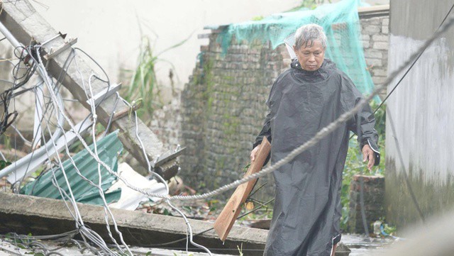 Người dân bàng hoàng trước trận lốc xoáy chưa từng thấy.