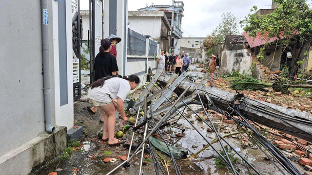 Cột điện bị gãy khoảng 17 cây, 2 trạm biến thế bị sập hoàn toàn.