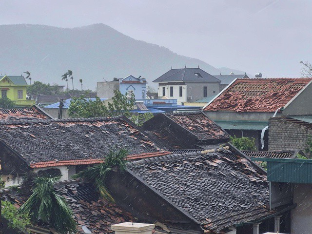 Cả xã Hoằng Giang có 85 hộ bị bay mái ngói.