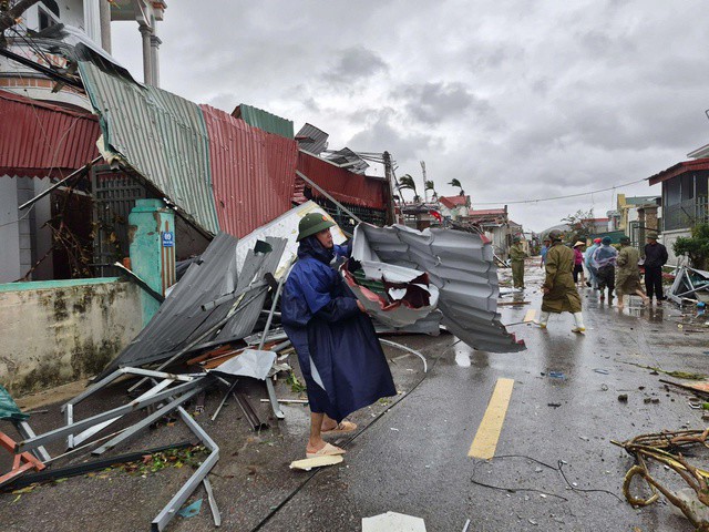 Người dân cùng chính quyền bắt đầu thu dọn, sửa sang lại nhà cửa.