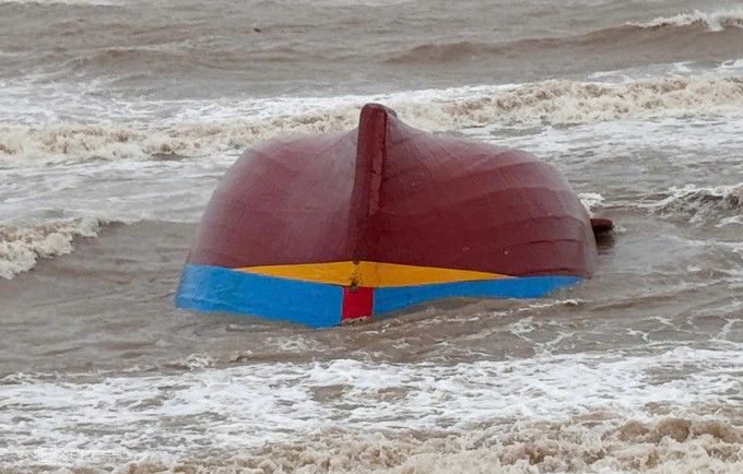 Một tàu gặp nạn trôi dạt vào bờ biển sáng 29/9. Ảnh: Đắc Thành