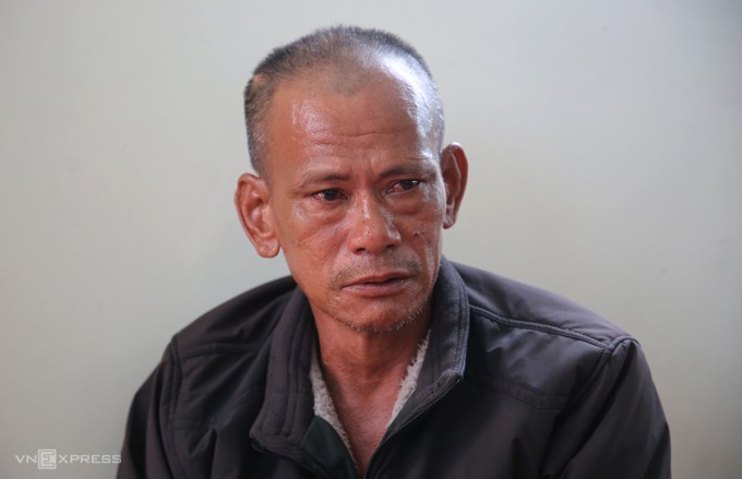 Ông Nguyễn Trọng Chí kể lại một giờ vận lộn gió bão trên sông Gianh. Ảnh: Đắc Thành