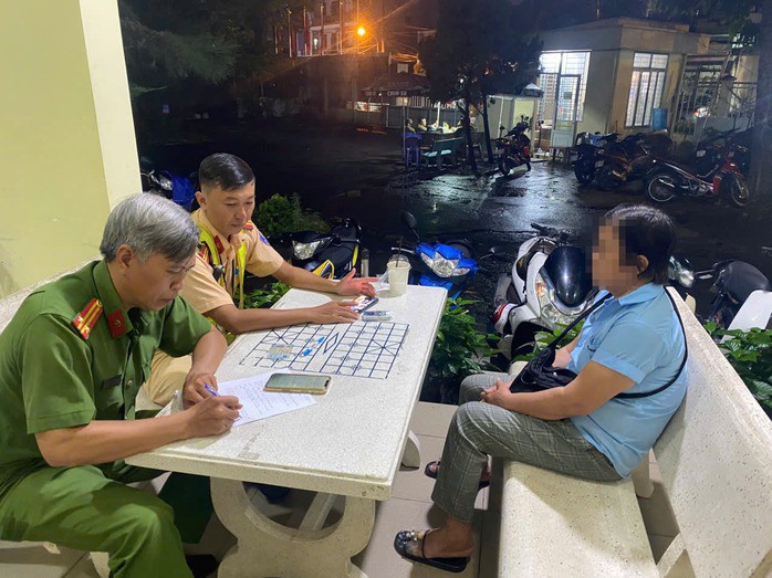 Lực lượng chức năng làm việc với người liên quan vụ rải "bột lạ".