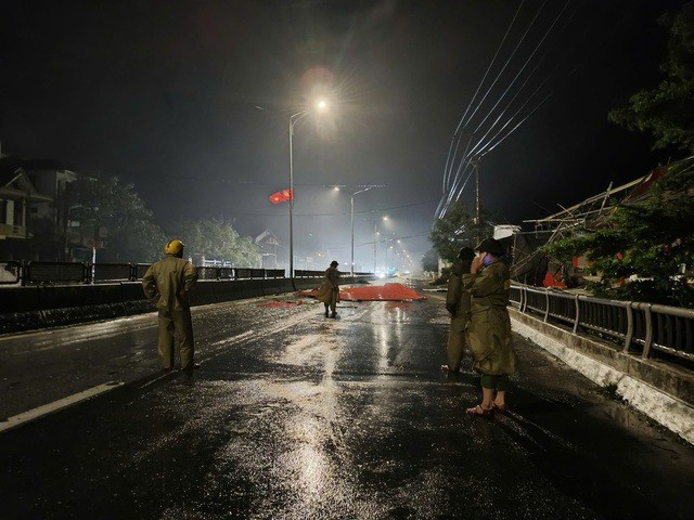 Bão số 10 (Bualoi): Gió quần thảo dữ dội, cây xanh ngã đổ ở miền Trung - 2