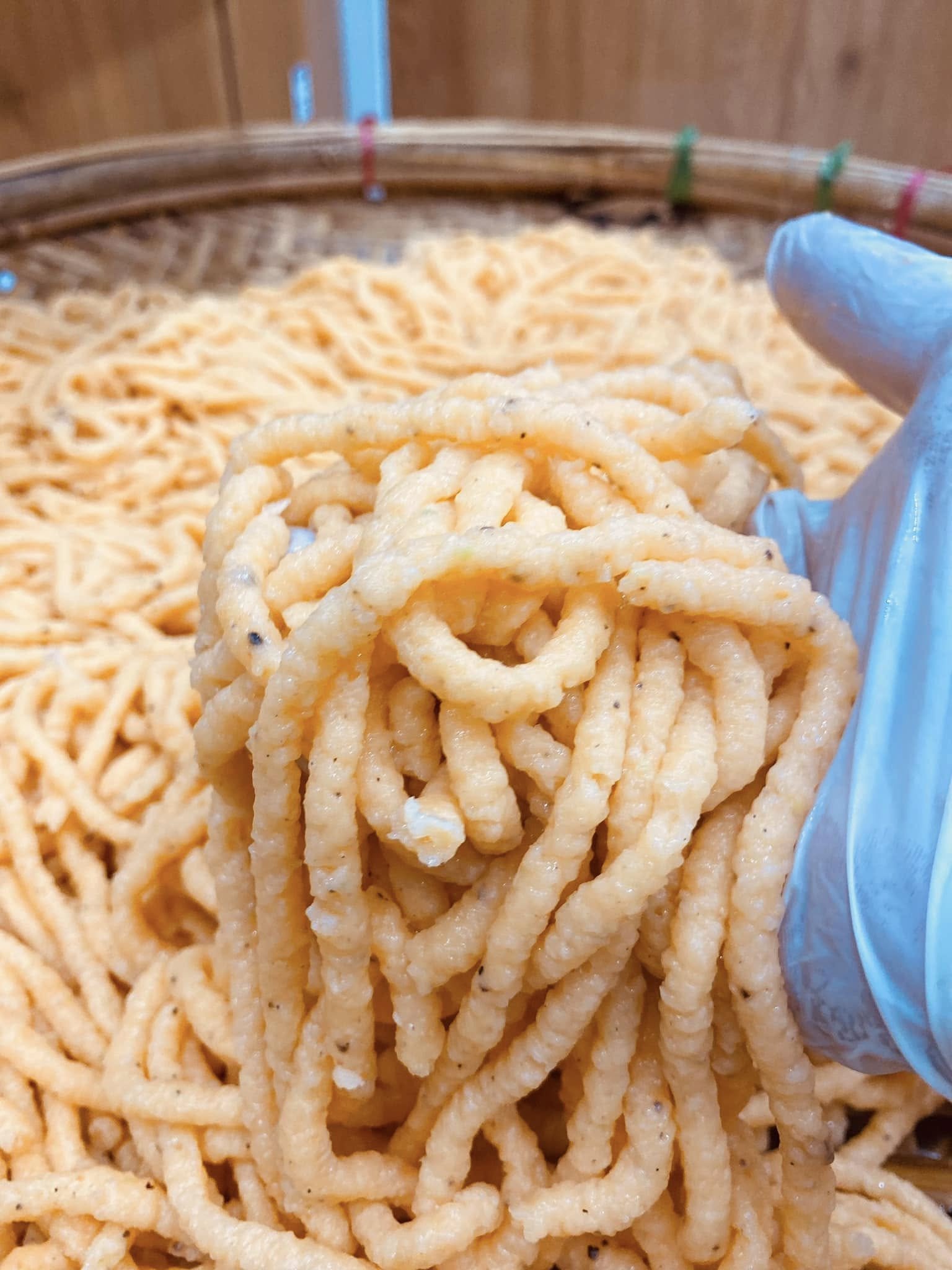 Hiện một số cơ sở ở Vĩnh Long còn chế biến riêng phần chả tôm con suông để bán cho du khách ở xa. Ảnh: Bún suông Hùi Yến