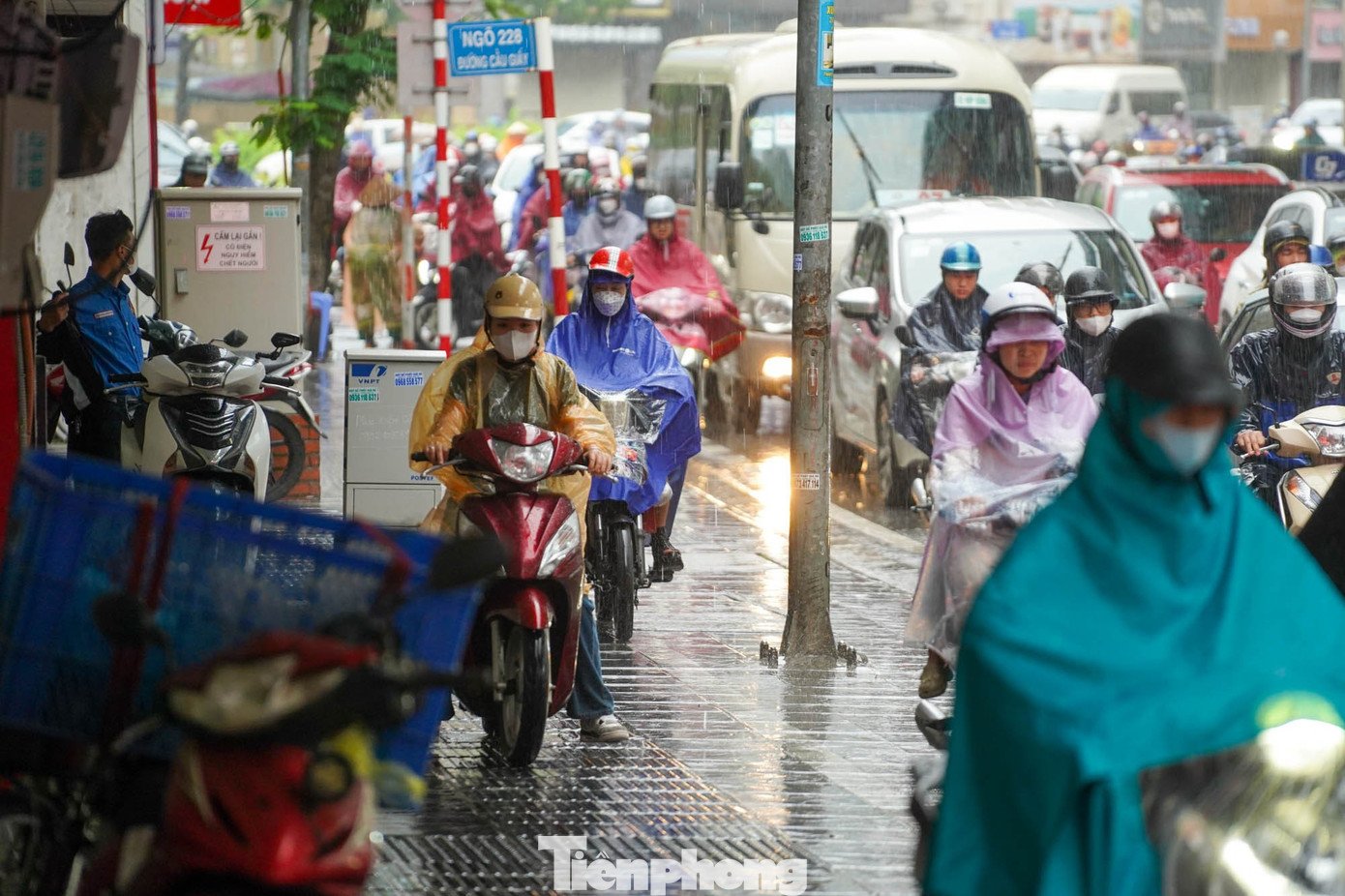 Hà Nội mưa to gió lớn do bão số 10, đường phố kẹt cứng - 5