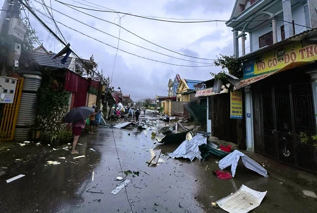 Mái tôn bay khắp đường sau trận giông lốc xảy ra rạng sáng nay