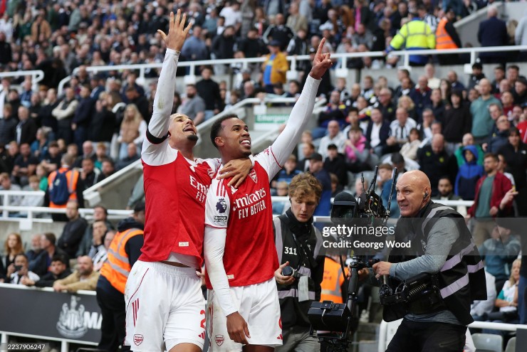 Arsenal thoát hiểm thành công trước Newcastle và có được vị trí thứ 2 sau vòng 6