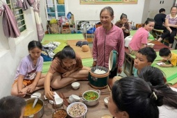 Tin tức trong ngày - Bữa ăn tối nghẹn lòng ở nơi tránh bão