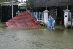 Tin tức trong ngày - Bão số 10 Bualoi: Nhà tốc mái, cột điện đổ, ngập lụt nhiều nơi