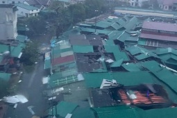 Bão số 10 Bualoi quần thảo dữ dội: 8 người mắc kẹt trong 2 ngôi nhà sập