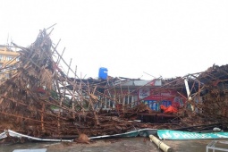 Tin tức trong ngày - Bão số 10 càn quét, vùng biển Thiên Cầm tan hoang