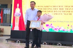 Đắk Lắk khen thưởng, trao sổ tiết kiệm cho học sinh cứu bạn trong vụ thảm án 3 người chết