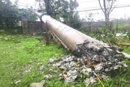 Tin tức trong ngày - Quảng Trị sau bão số 10: Cột điện gãy đôi, nhà dân chỉ còn trơ khung