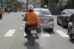 Cảnh sát đang xác minh video người phụ nữ rải "bột lạ" xuống đường ở TP HCM