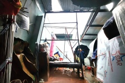 Tin tức trong ngày - Bão số 10 tàn phá Quảng Trị: 12 người mất tích, gần 400 nhà tốc mái hư hỏng