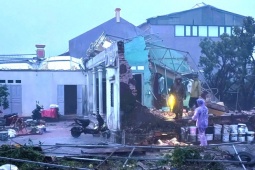 Tin tức trong ngày - Thiệt hại do bão số 10: 4 người thương vong, 21 người mất tích, hàng trăm ngôi nhà tốc mái
