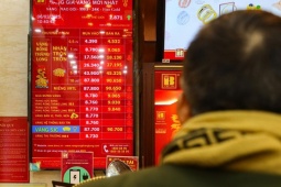 Kinh doanh - Giá vàng tăng cao chót vót, nhiều người băn khoăn trước khi quyết định việc này