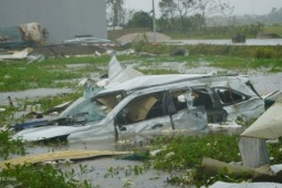 Tin tức trong ngày - Ôtô, xe máy bị thổi bay, hư hỏng trong bão