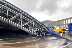 Tin tức trong ngày - Bão số 10 thổi bay 50.000 m2 tôn tại Nhà máy nhiệt điện Vũng Áng 2