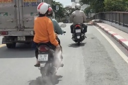 Người phụ nữ rải "bột lạ" xuống đường: Cơ quan chức năng làm việc với người thân