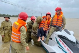 Tin tức trong ngày - Giải cứu 13 người mắc kẹt trong trang trại ngập nước