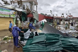 Tin tức trong ngày - Khoảnh khắc lốc xoáy kinh hoàng tàn phá làng quê tại Thanh Hóa