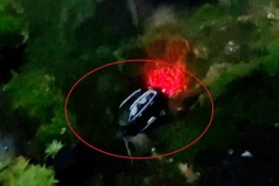 Tin tức trong ngày - Ô tô chở 3 người bị khối đất sạt lở hất tung xuống vực sâu ở Lào Cai