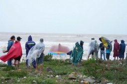 Tin tức trong ngày - Bão số 10 khiến 19 người chết, nhiều người mất tích và mất liên lạc