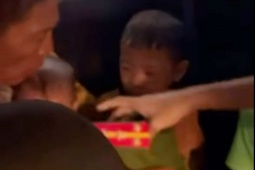 Tin tức trong ngày - Cảm động hình ảnh chiến sỹ công an cởi áo lau người cho cháu bé mắc kẹt trong bão số 10