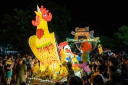 Hàng nghìn người xem rước đèn Trung thu khổng lồ ở thành cổ Sơn Tây
