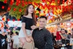 'Sống ảo' với trăng vàng, thỏ ngọc khổng lồ trên phố Hàng Mã