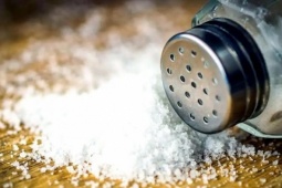 Thời điểm 'vàng' bỏ muối vào món ăn