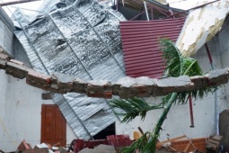 Tin tức trong ngày - Thoát thân trong đêm khi căn nhà đổ sập, hai vợ chồng già chưa dám trở về