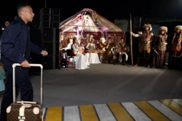 Bóng đá - Chùm ảnh CLB Real Madrid ngồi 12 giờ bay đến Trung Á đá UEFA Champions League