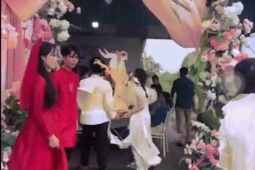 Bạn trẻ - Cuộc sống - Đám hỏi ở Ninh Bình giữa ngày mưa bão: Hai họ chật vật giữ tráp lễ