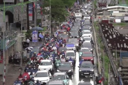 Tin tức trong ngày - Hà Nội mưa to gió lớn do bão số 10, đường phố kẹt cứng