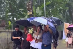 Bạn trẻ - Cuộc sống - Rạp cưới tốc mái, chú rể Thanh Hóa cùng 30 người lội nước rước dâu giữa mưa bão