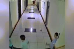 Tin tức trong ngày - 3 bé trai ném dép vô tình làm hỏng 2 thang máy ở Hà Nội, xôn xao tin đồn 'đền' 2 tỷ