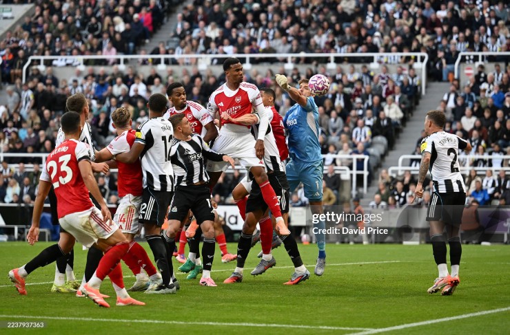 Các pha không chiến là điểm nhấn của trận Newcastle - Arsenal