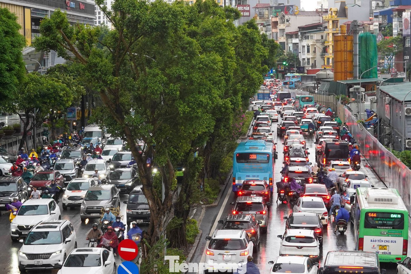 Hà Nội mưa to gió lớn do bão số 10, đường phố kẹt cứng - 9