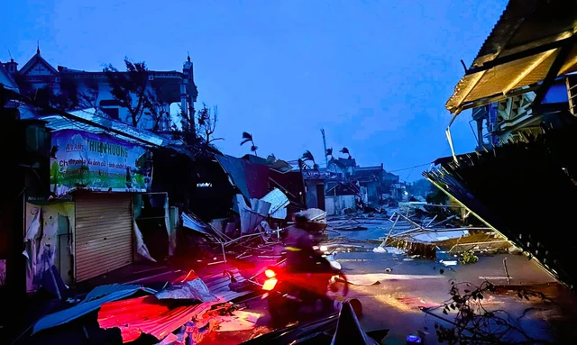 Bão số 10 Bualoi: Nhà tốc mái, cột điện đổ, ngập lụt nhiều nơi - 3