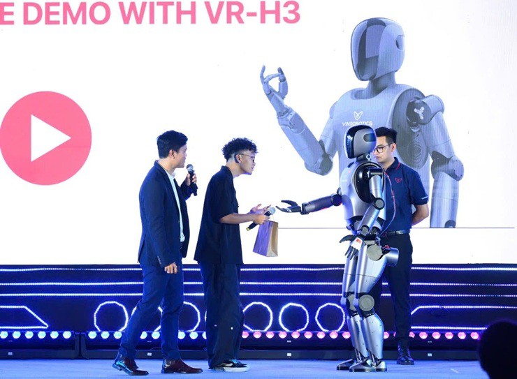VinRobotics giới thiệu nguyên mẫu robot VR H3, dòng người máy cao cấp thứ 3 của doanh nghiệp tại sự kiện ở Hà Nội mới đây
