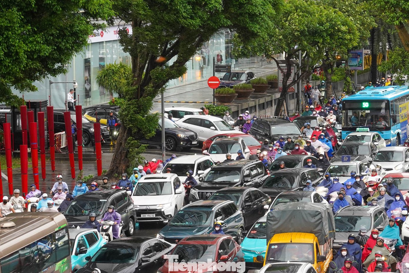 Hà Nội mưa to gió lớn do bão số 10, đường phố kẹt cứng - 10