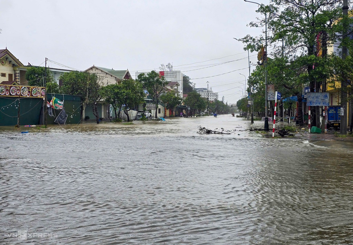 12 người tử vong, 17 ngư dân mất liên lạc do bão Bualoi - 6
