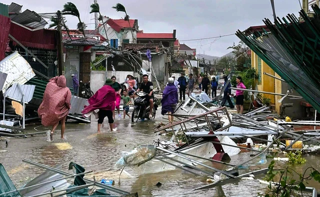 Chính quyền địa phương và người dân khắc phục hậu quả trận giông lốc