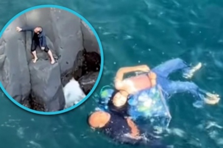 Khách Trung Quốc leo vách đá cứu người ngã xuống biển