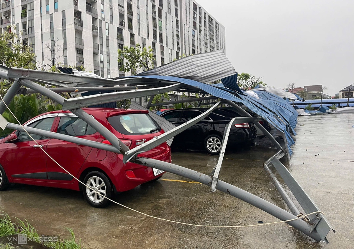 Nhiều khung sắt đè lên ôtô. Ảnh:&nbsp;Đức Hùng
